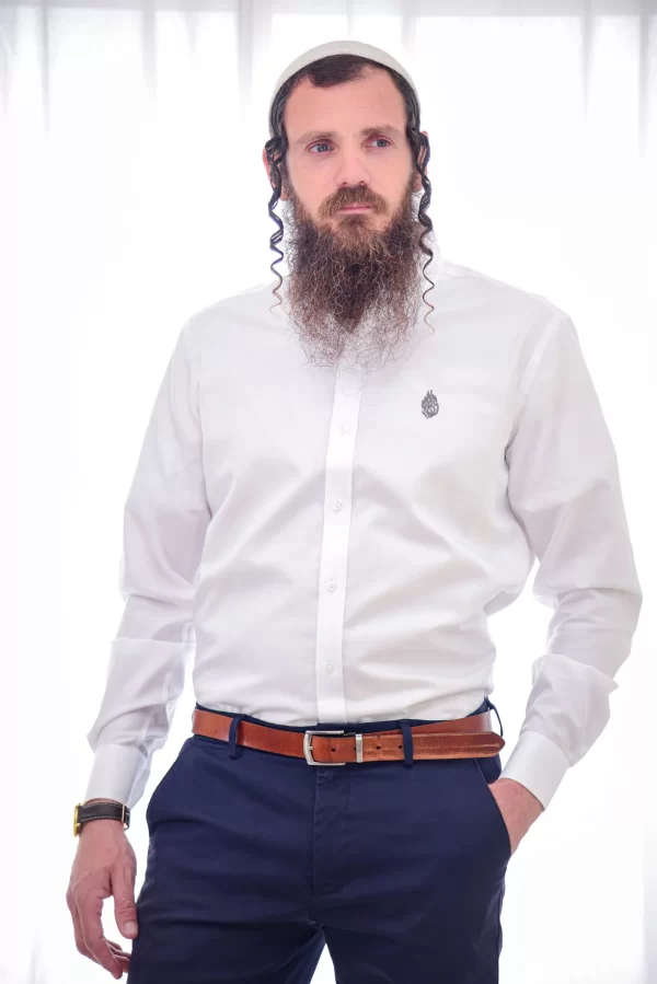 חולצה מכופתרת לבנה האש שלי – רקמה כסופה