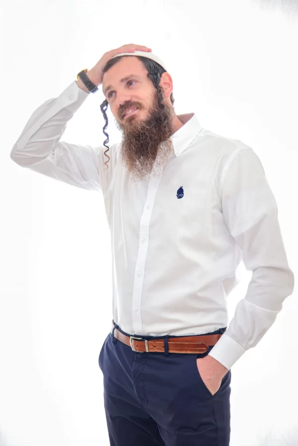 חולצה מכופתרת לבנה האש שלי – רקמה כחולה